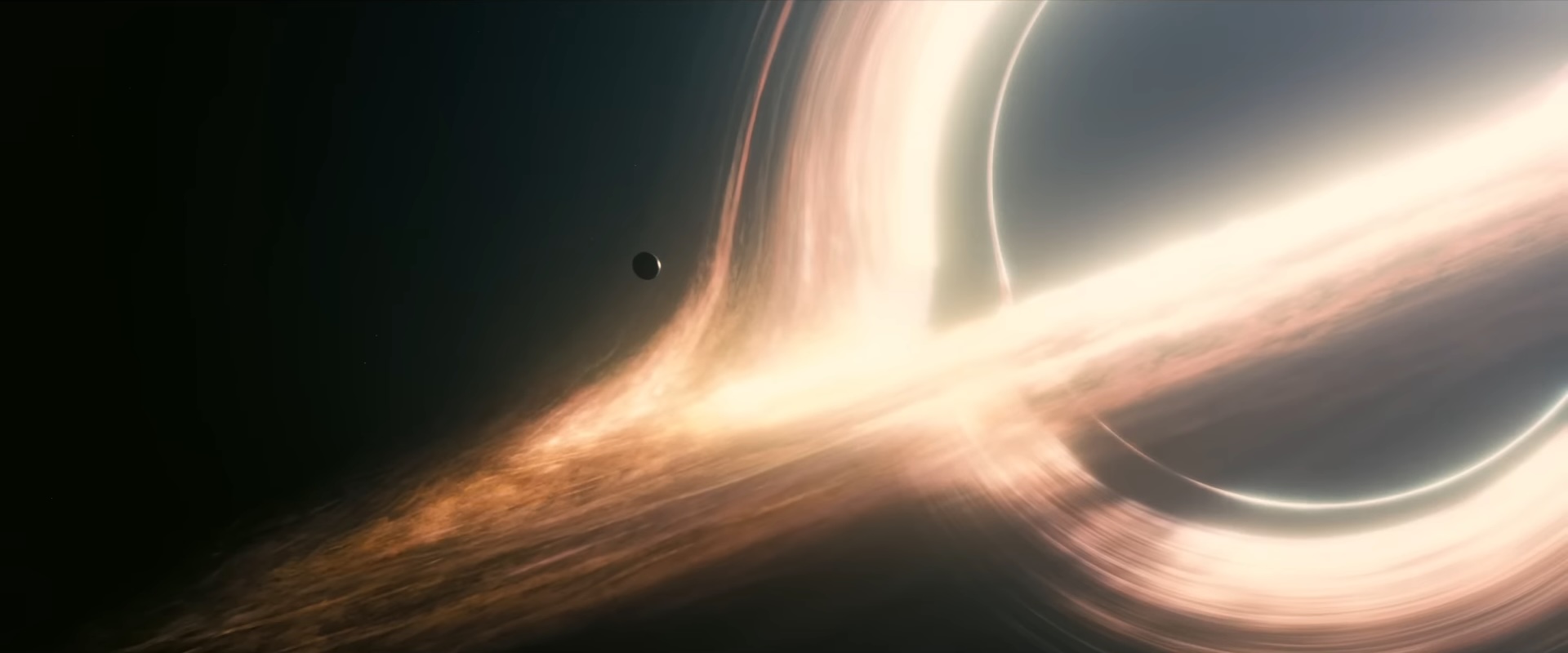 Un planeta acercándose a un agujero negro supermasivo en "Interstellar".