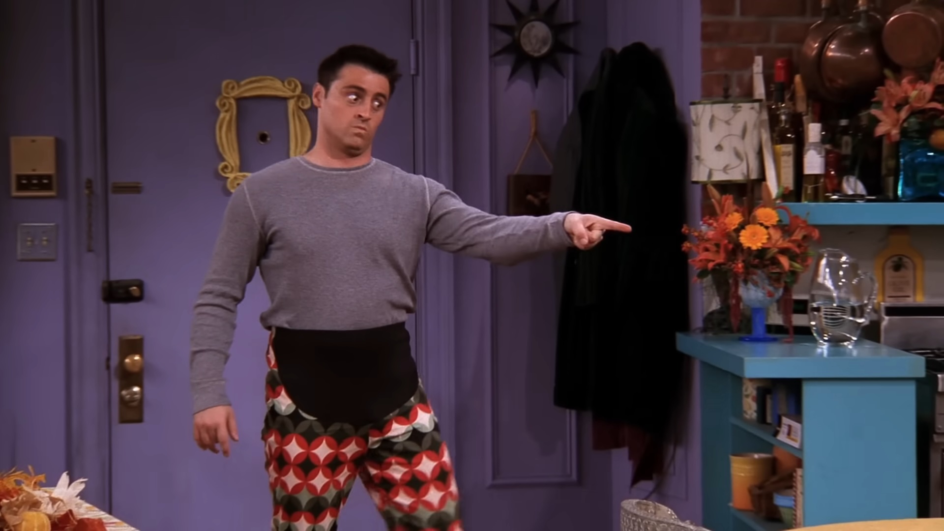 Joey porte un pantalon de maternité dans "Friends".