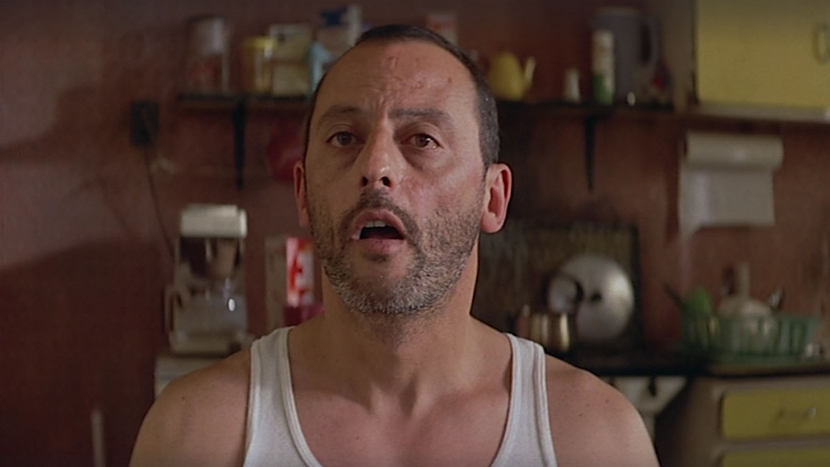 Jean Reno não consegue acreditar no que vê nesta cena de Leon: O Profissional.