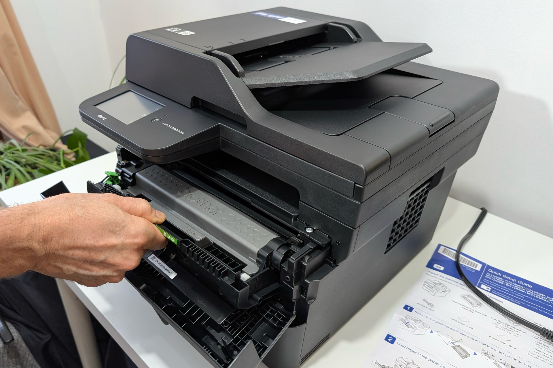 A configuração do MFC-L2900DW foi rápida e a Brother inclui um cartucho de toner inicial.