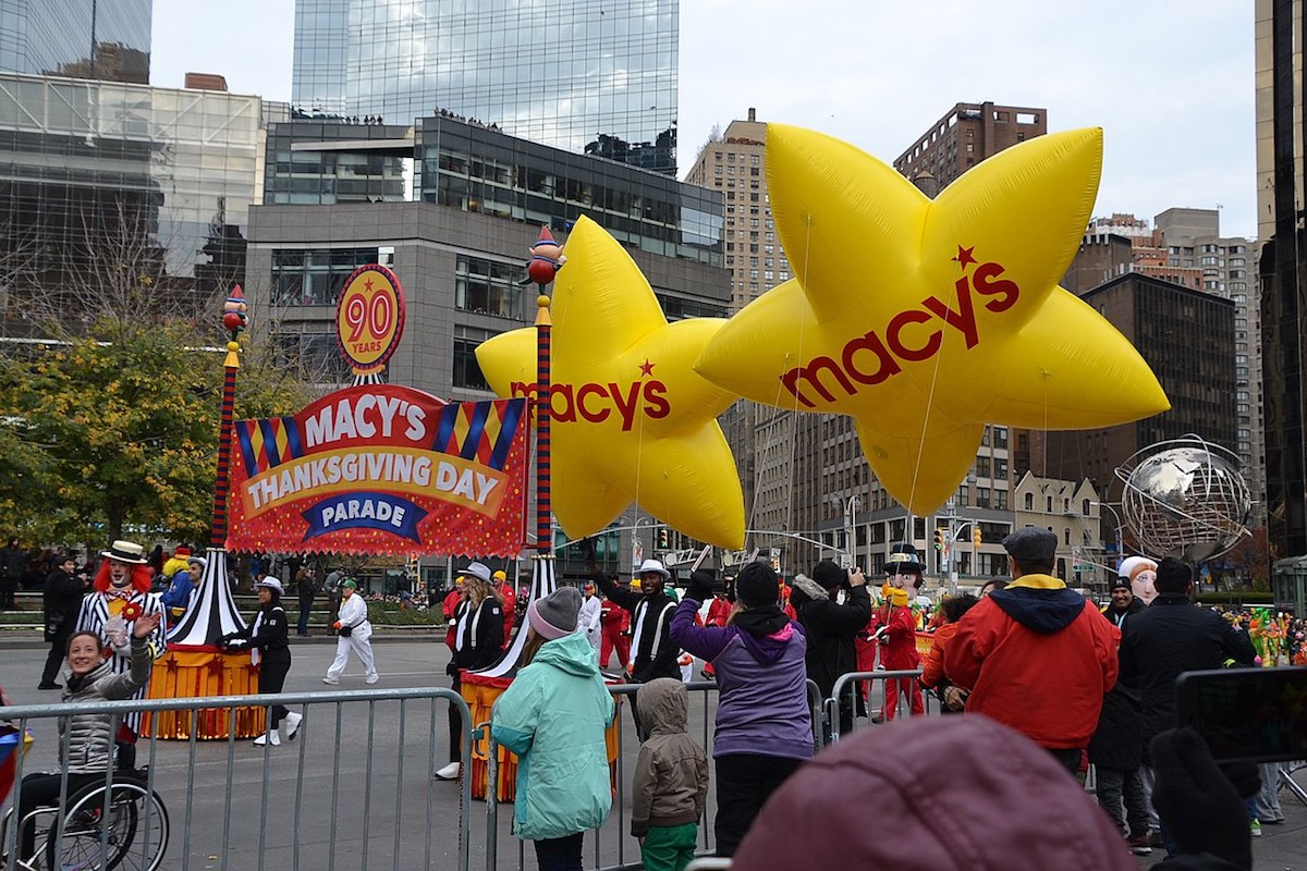 Las carrozas de estrellas de Macy's vuelan sobre la calle.