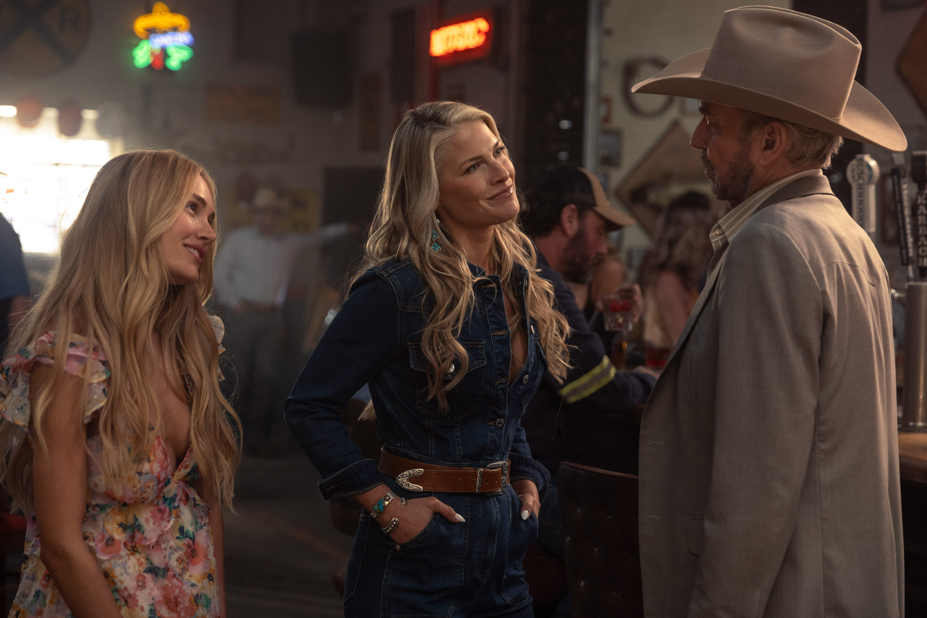 Michelle Randolph et Ali Larter regardent Billy Bob Thornton dans Landman.