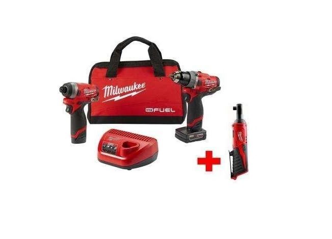 Ce kit comprend des batteries Milwaukee M12, un chargeur, une ceinture à outils, une perceuse, un tournevis et un cliquet.