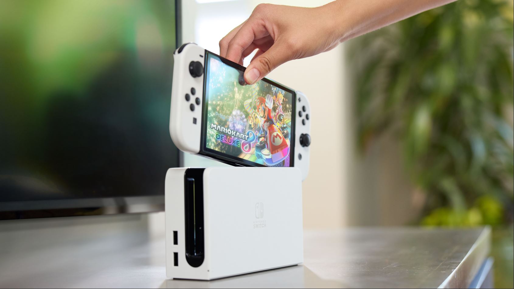 Quelqu'un récupère un modèle Nintendo Switch OLED.