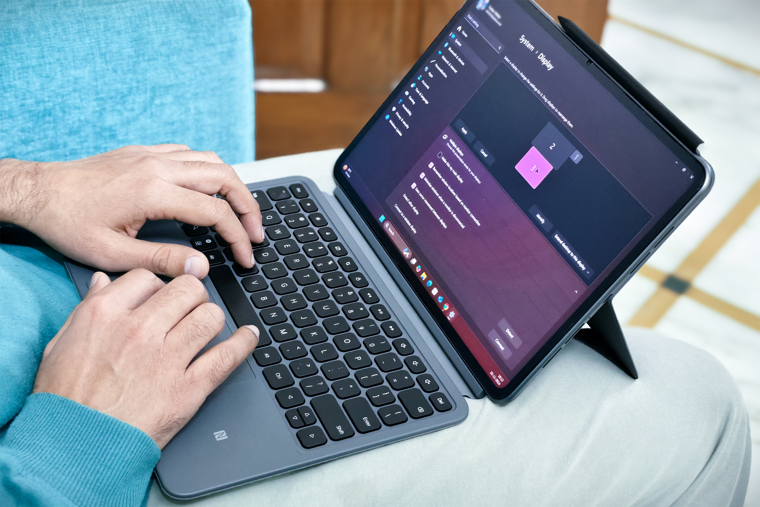 Usando o OnePlus Pad 2 para transmitir o Windows em formato de laptop.