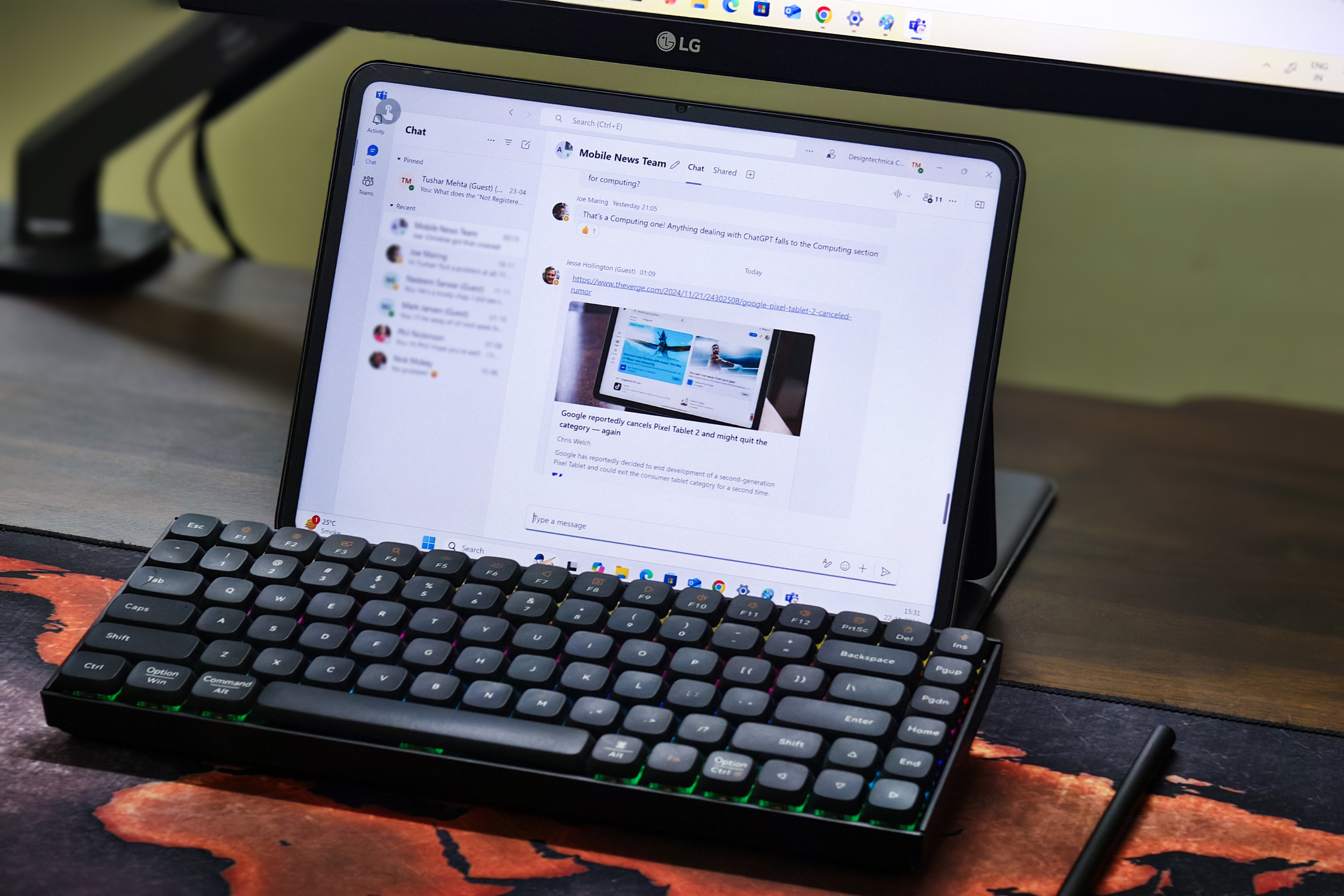 OnePlus Pad 2 used as a wireless Windows monitor, kept in front of a Keychron K2V2 mechanical keyboard and Logitech MX Master 3S on a table.