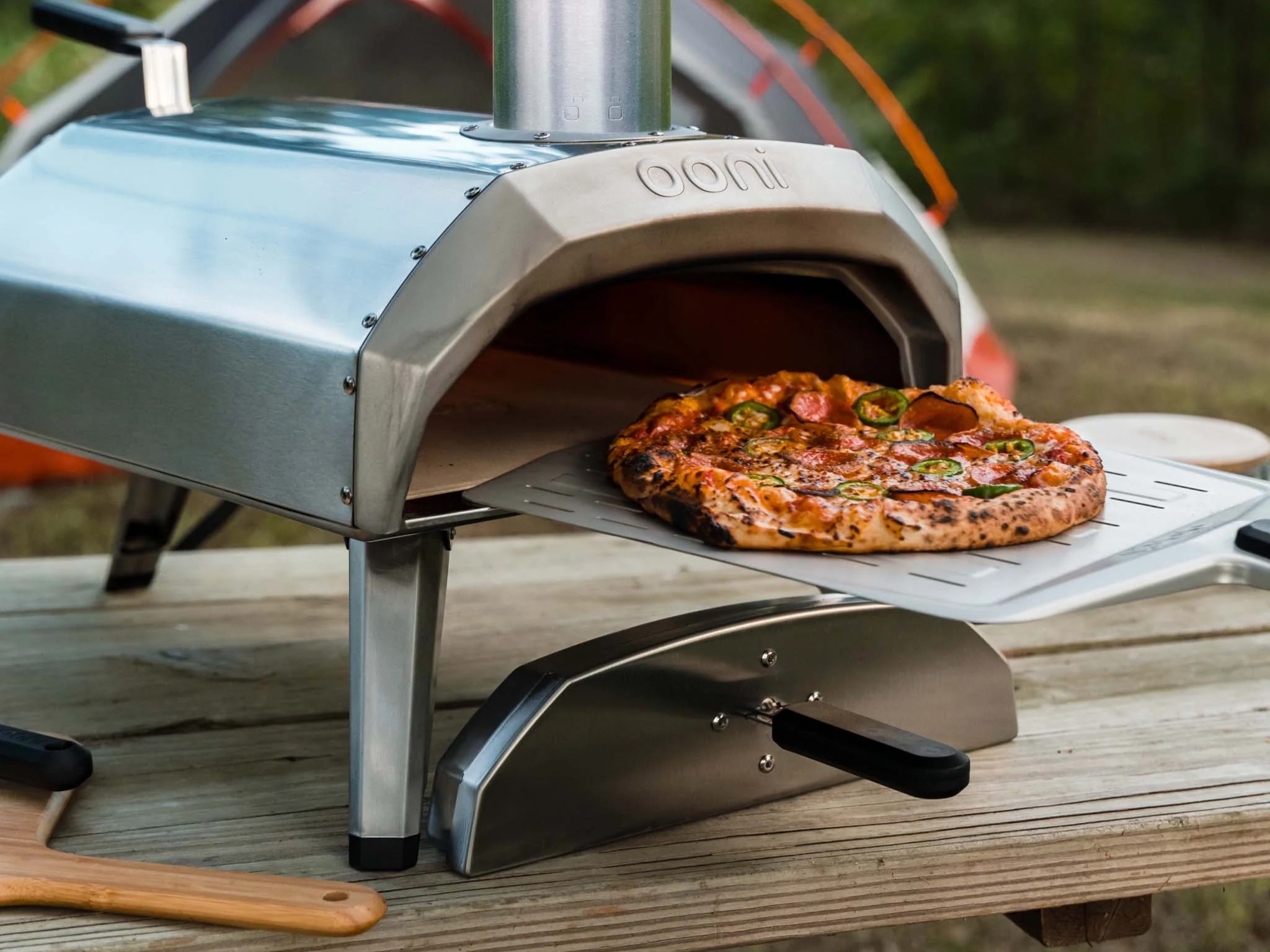 Ooni Karu 12 Pizzaofen draußen und Essen zubereiten