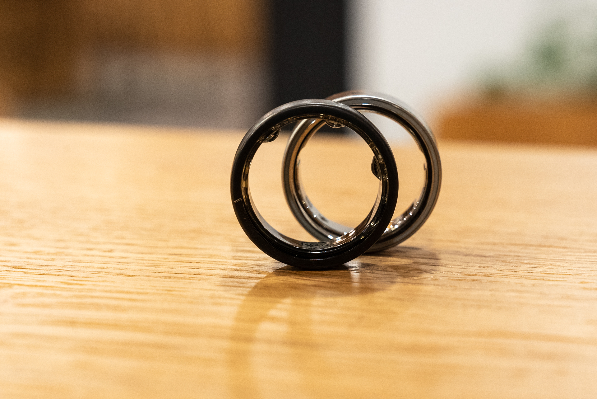 Oura Ring 3 vor dem Oura Ring 4, um den Unterschied im Sensordesign zu zeigen.