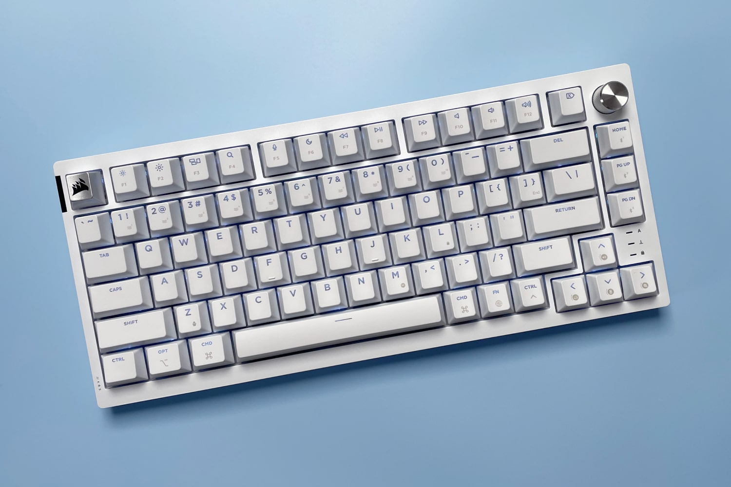 Le clavier Corsair K65 Plus pour Mac sur fond bleu.