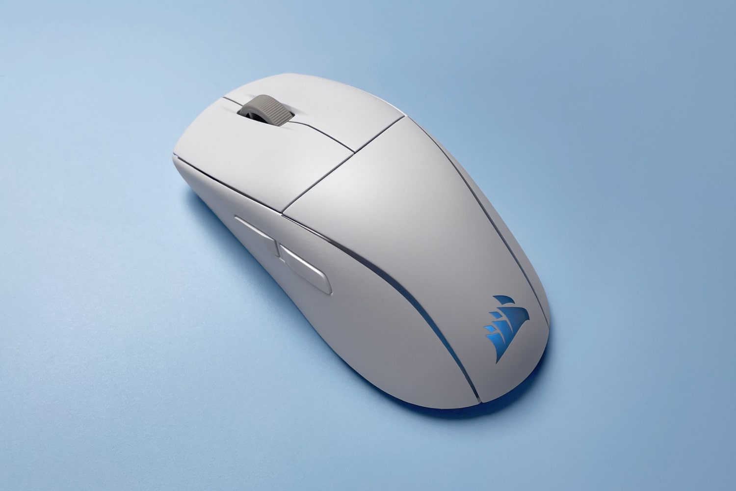 El ratón Corsair M75 para Mac sobre un fondo azul.