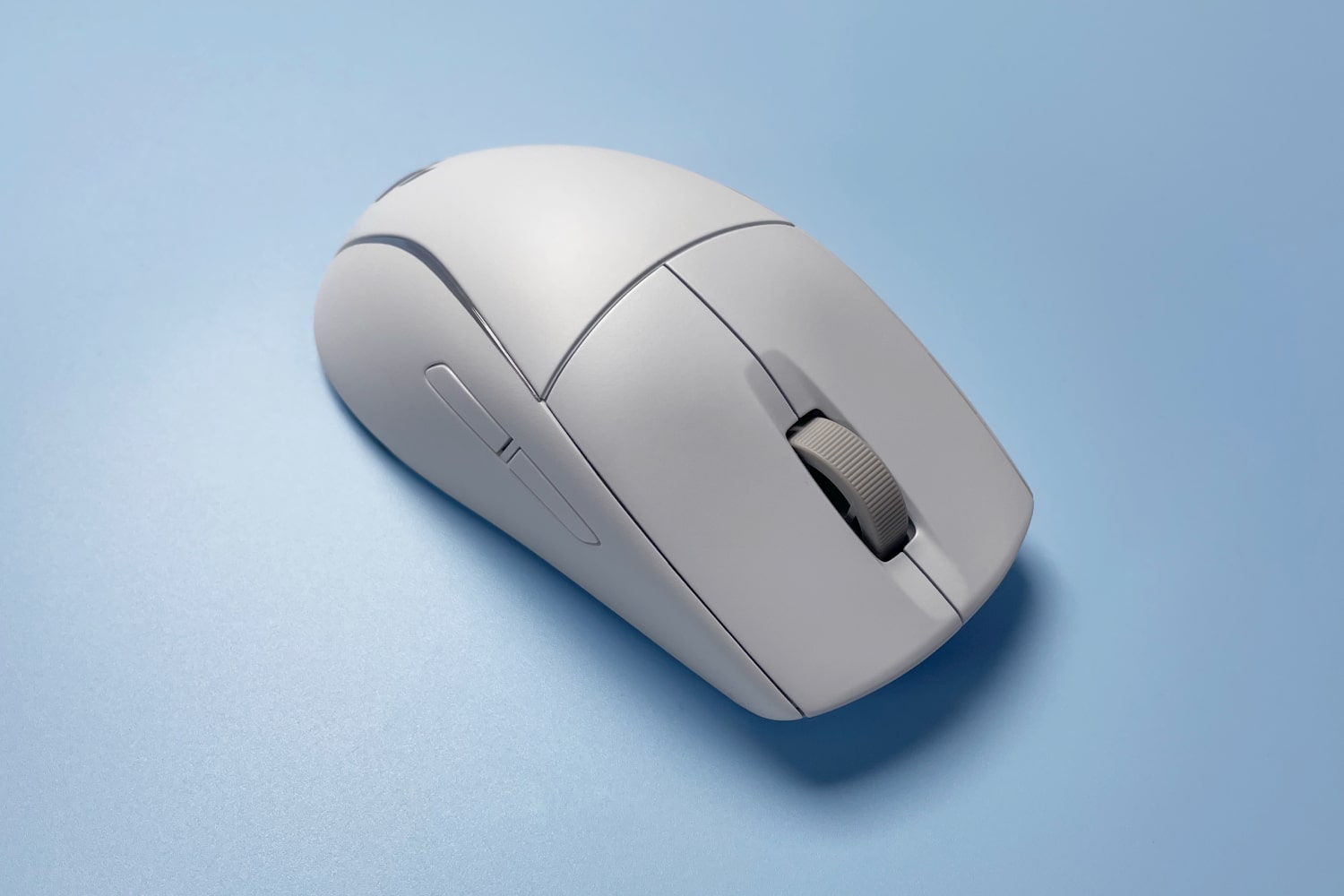 La souris Corsair M75 pour Mac sur fond bleu.