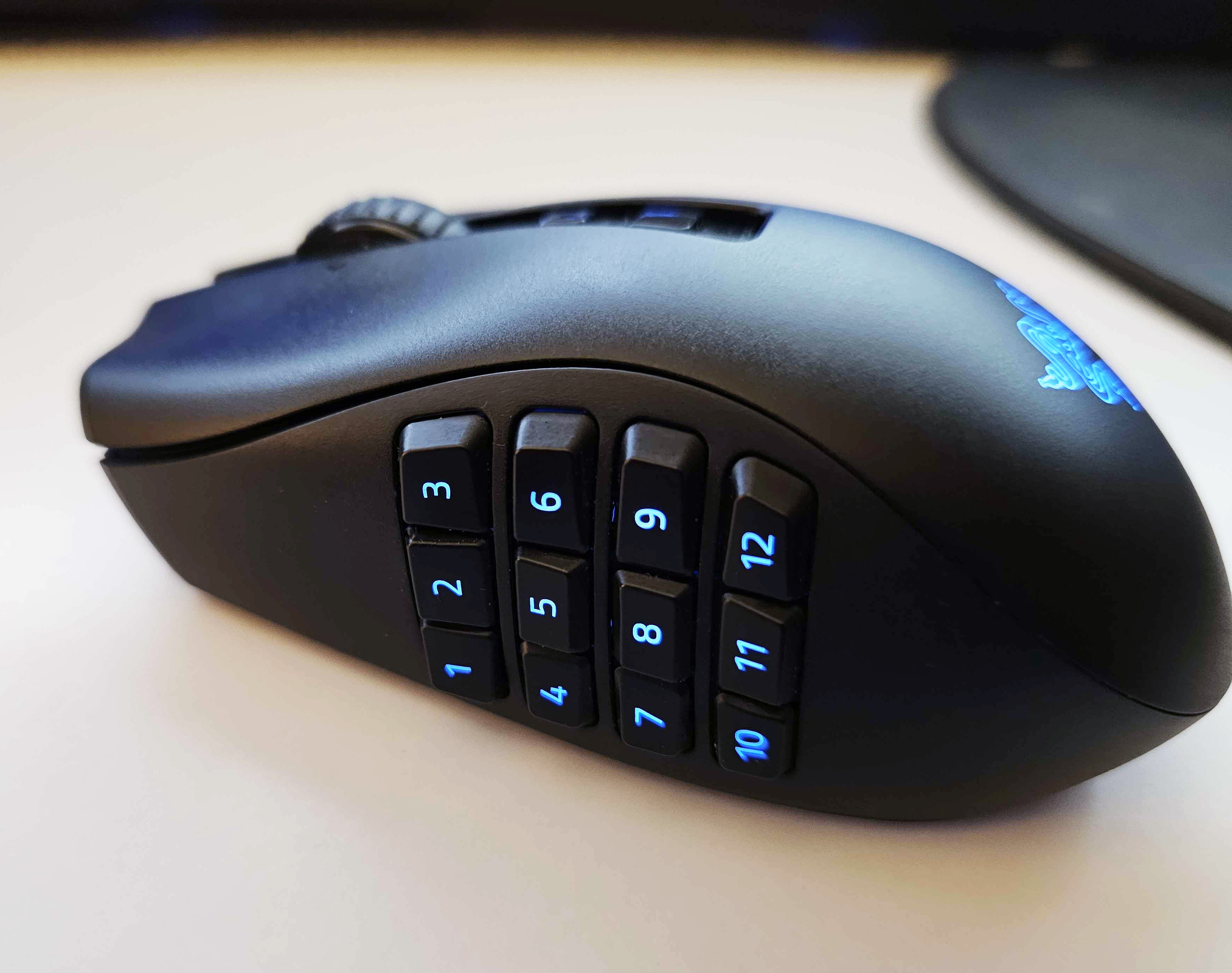 Игровая мышь Razer Naga V2 Pro на белом фоне.