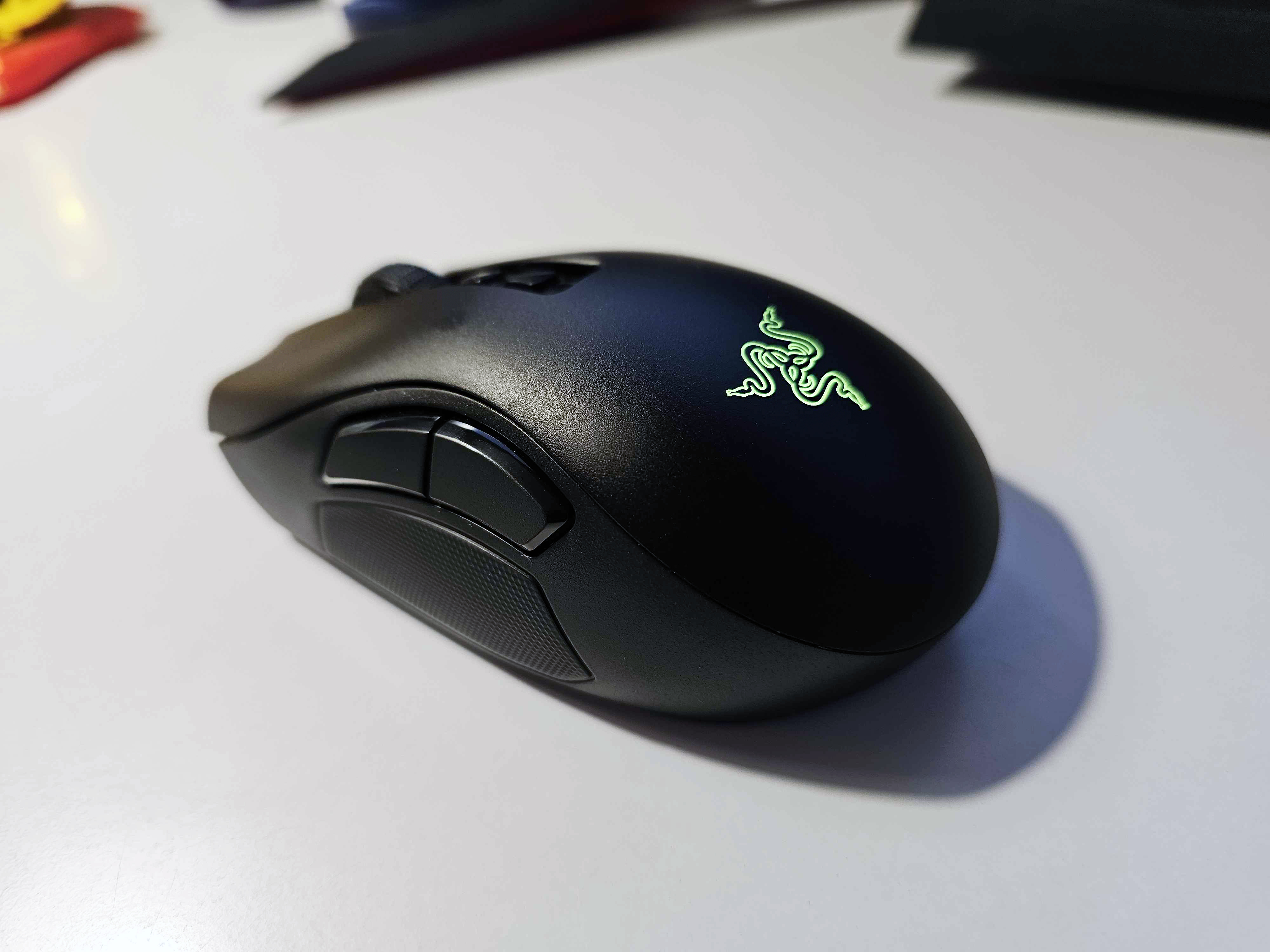 Игровая мышь Razer Naga V2 Pro на белом фоне.