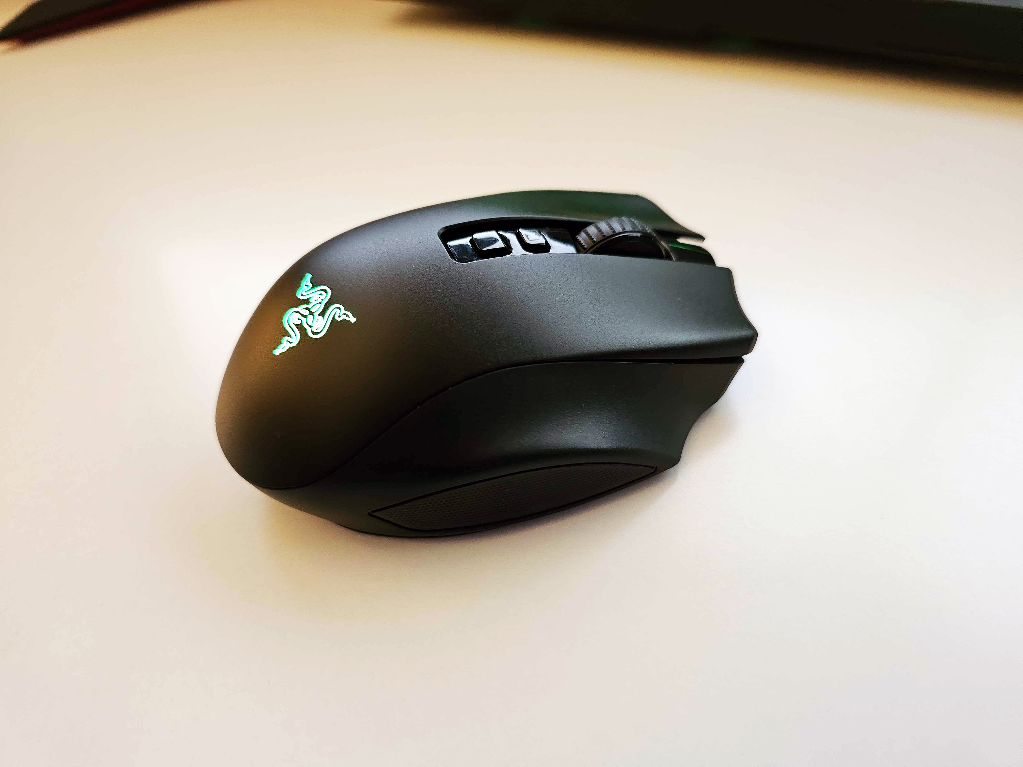 Игровая мышь Razer Naga V2 Pro на белом фоне.