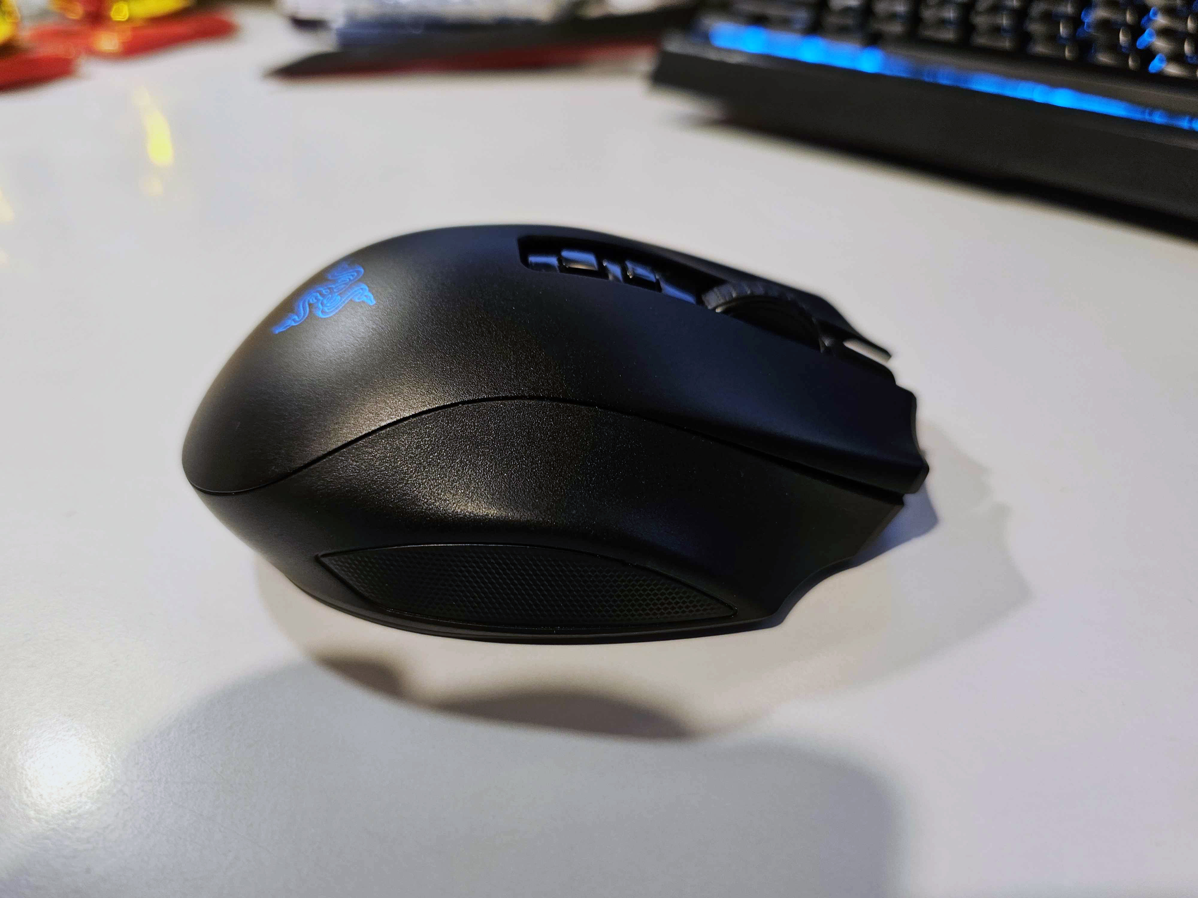 Игровая мышь Razer Naga V2 Pro на белом фоне.