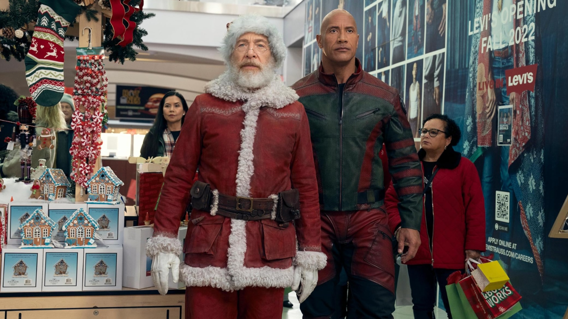 Papai Noel fica ao lado de Dwayne Johnson e eles caminham juntos.