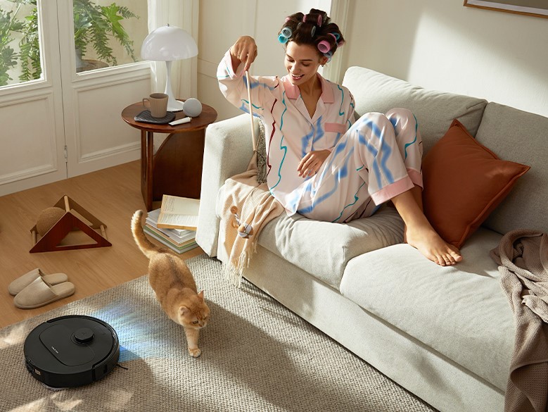 Roborock QRevo S nettoie avec le propriétaire d'un chat et d'un animal à proximité