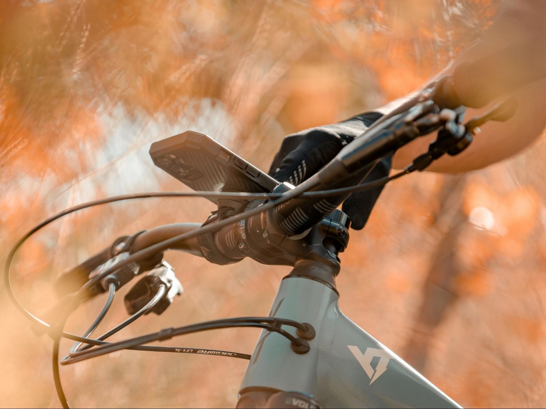 Estojo robusto RokForm preso ao guidão da bicicleta com RokLock