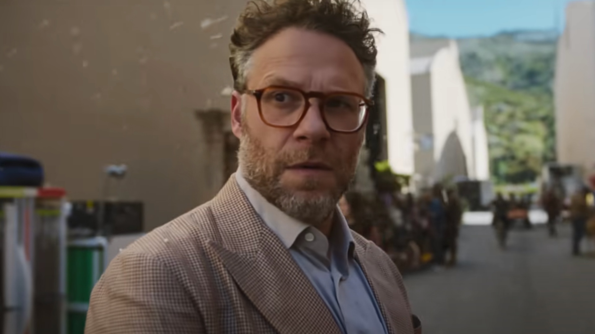 Seth Rogen levanta una ceja y mira fijamente The Studio.