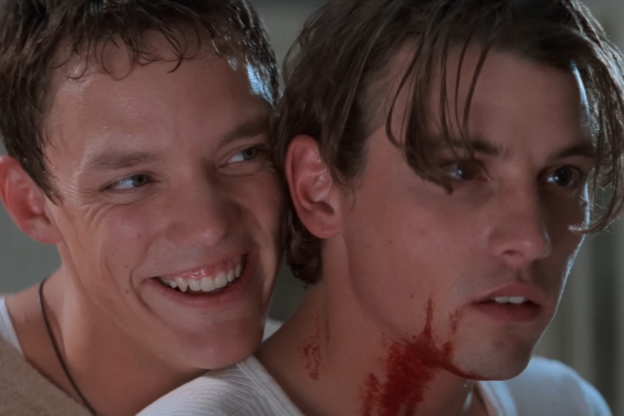 Stu Macher se tient derrière Billy Loomis dans Scream.