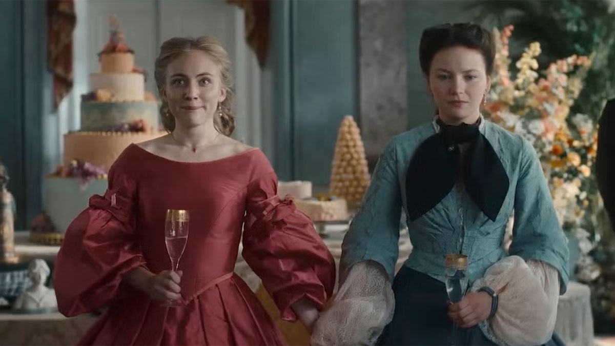 Deux femmes se tiennent la main dans The Empress.