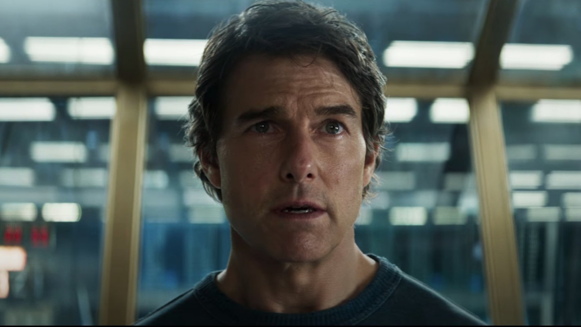 Tom Cruise le regarde avec un air inquiet sur le visage.