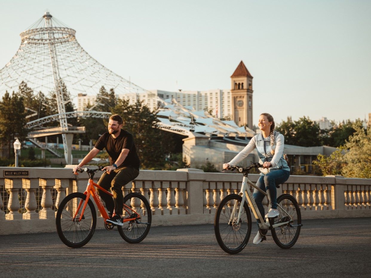 Pareja de bicicletas Velotric T1 ST Plus circulando por la carretera