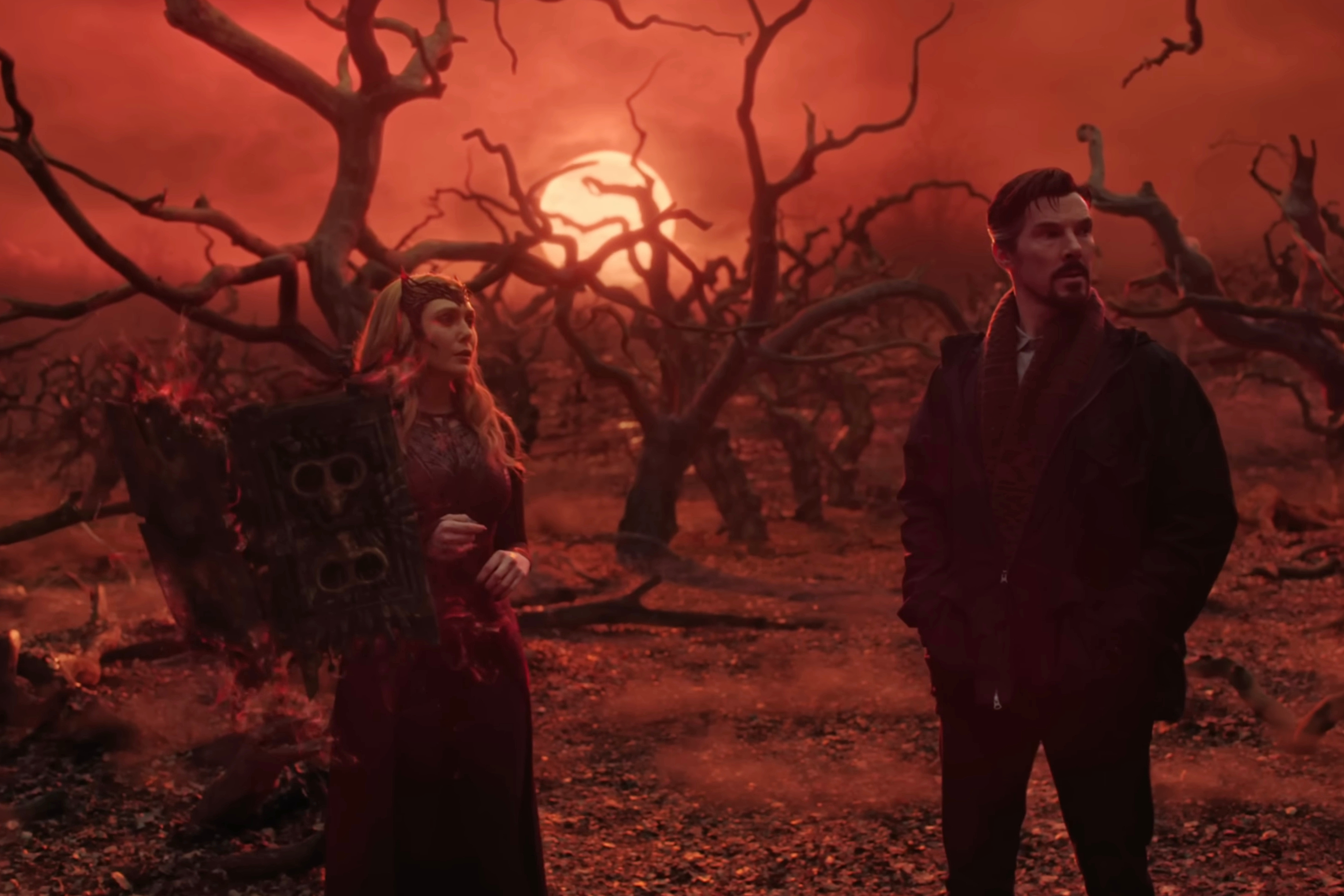 Wanda Maximoff und Stephen Strange stehen in „Doctor Strange in the Multiverse of Madness“ gemeinsam in einem roten Wald.