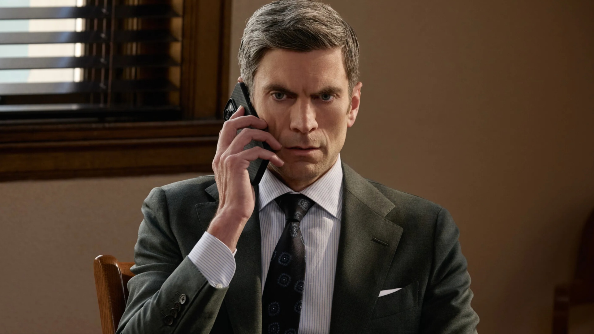 Wes Bentley segura um telefone perto do ouvido em Yellowstone.