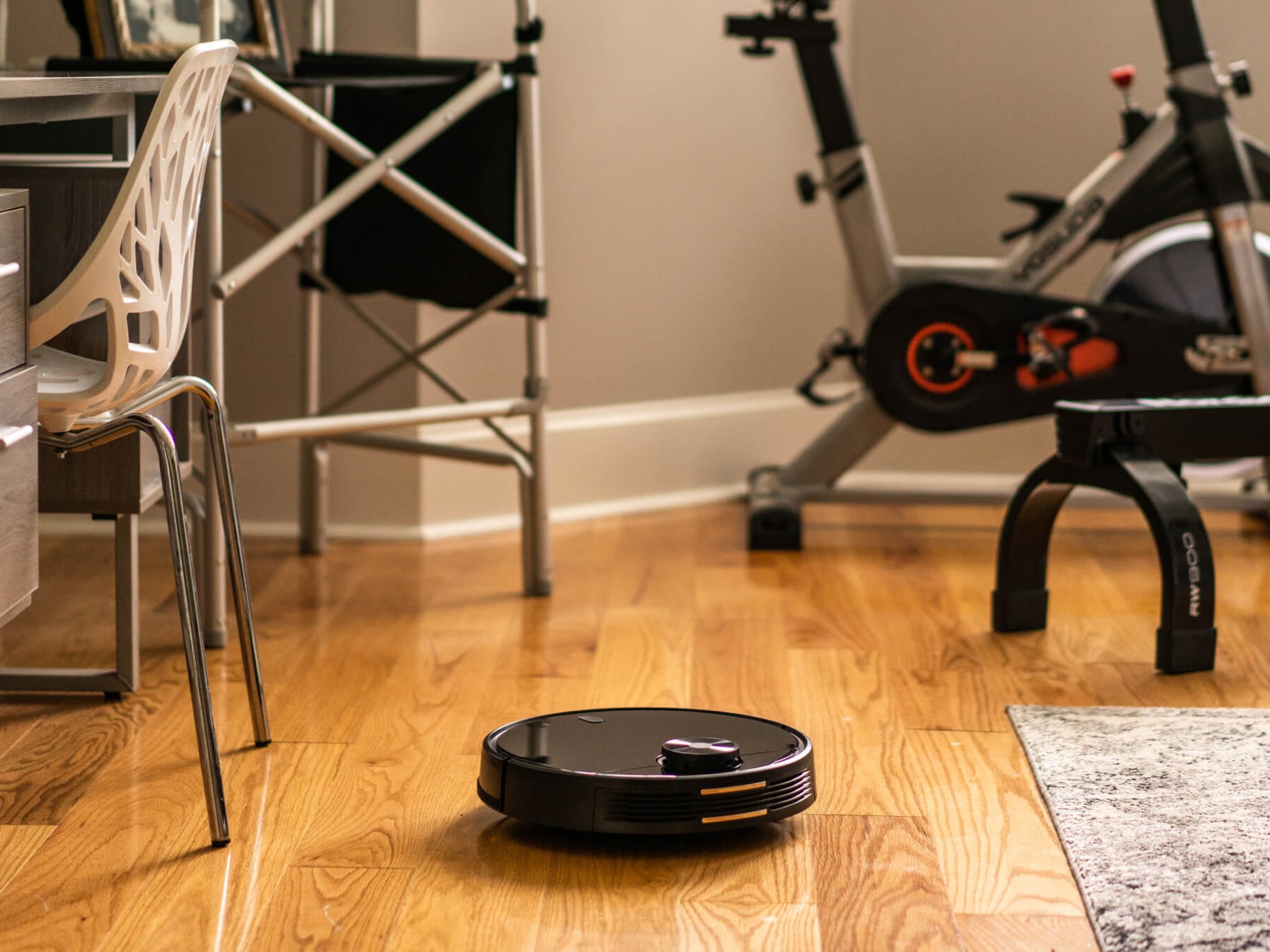 Wyze Robot Vacuum navigiert mit Möbeln in der Nähe nach Hause