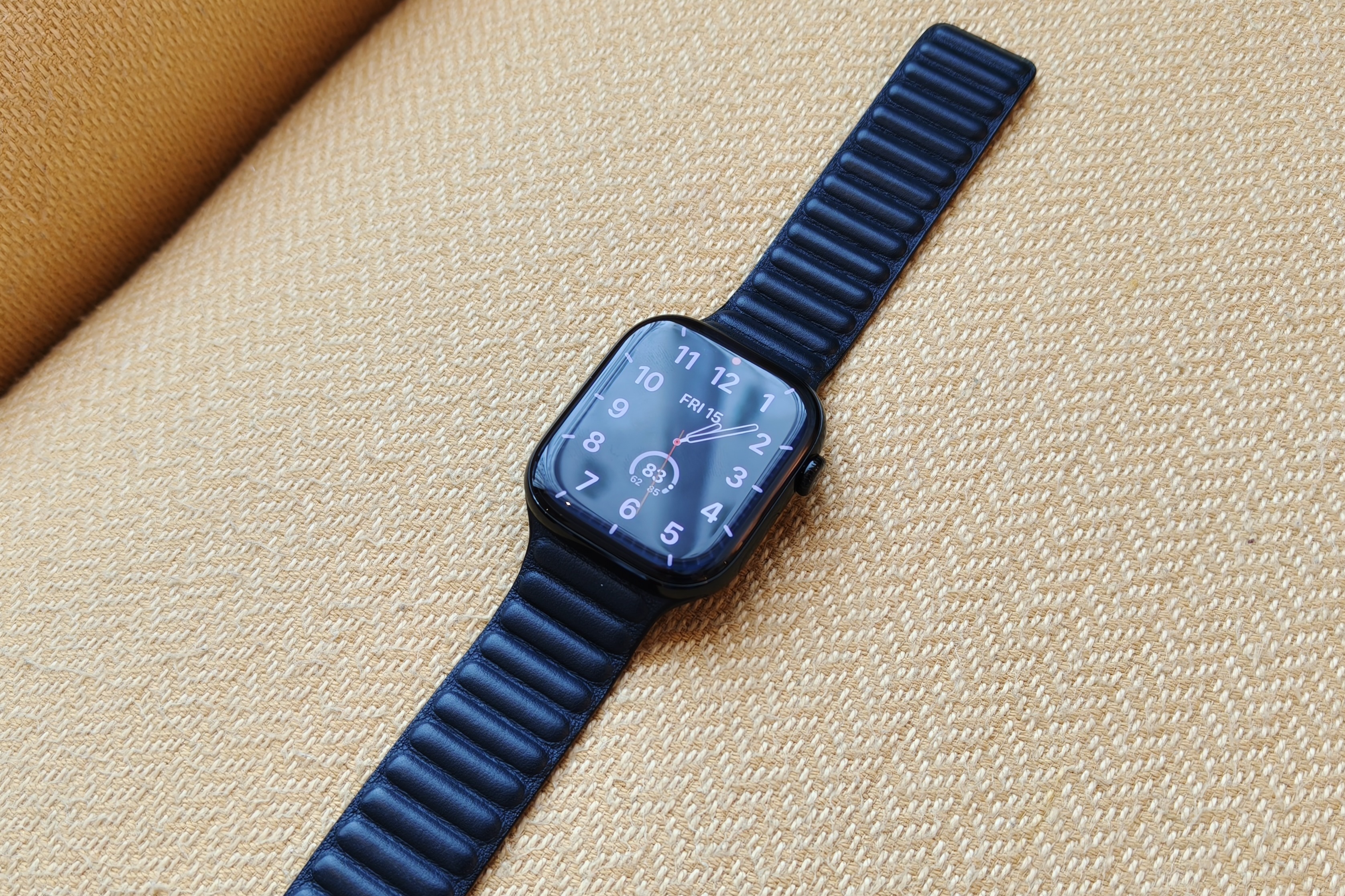 Die Apple Watch Series 10 liegt auf einem gelben Stuhl.