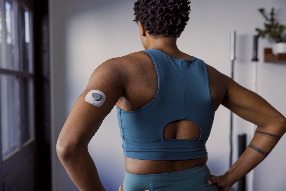 Das Dexcom Stelo auf der Rückseite des Arms einer trainierenden Person