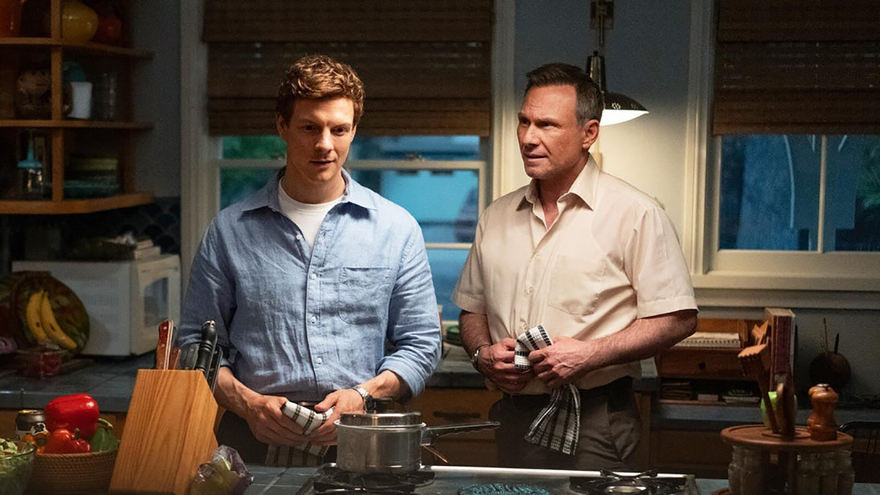 Un joven Dexter en la cocina con su padre Harry en Dexter: Original Sin.