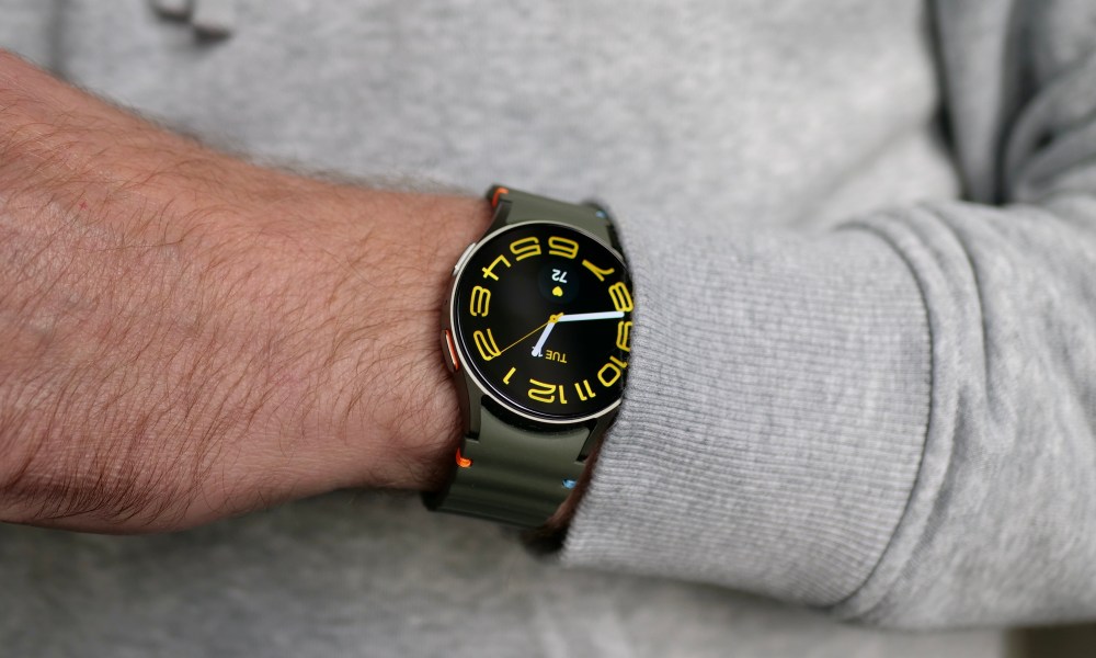 A person wearing the 40mm Samsung Galaxy Watch 7.