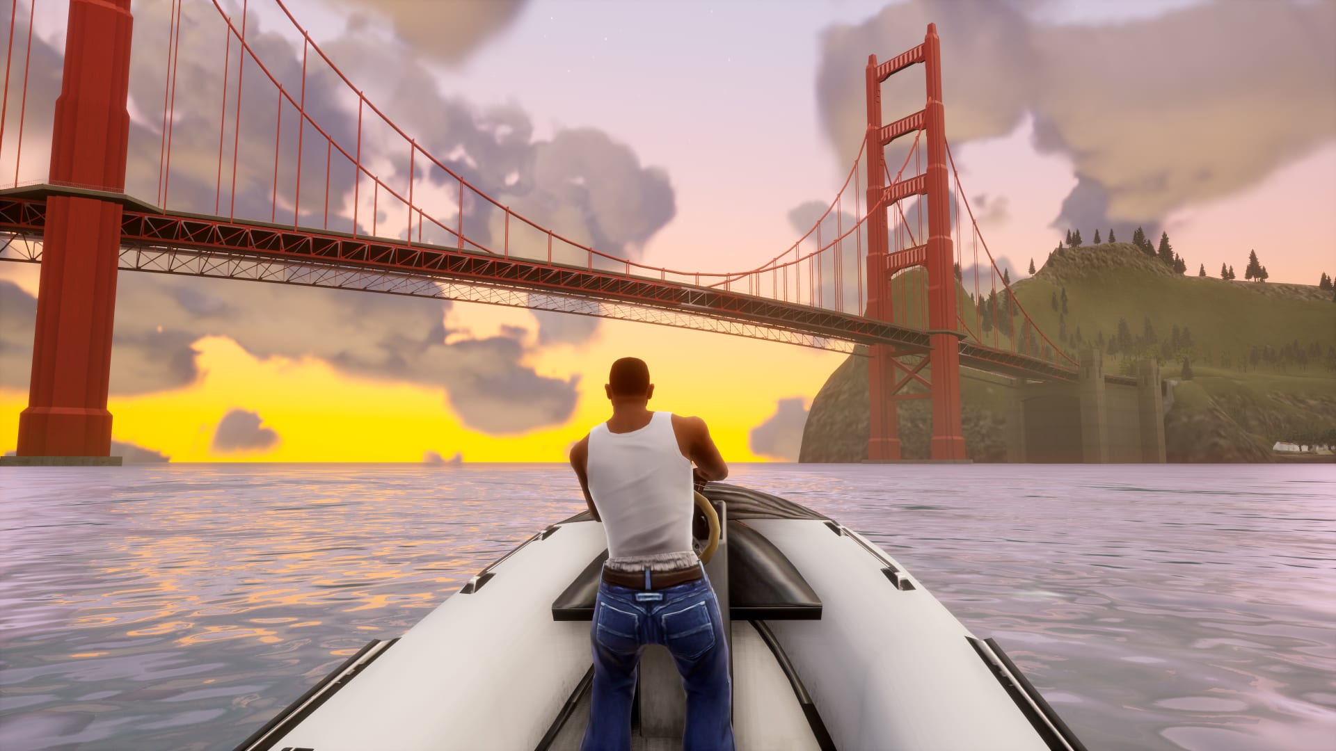 Carl Johnson piloteando un barco en el agua bajo el puente Golden Gate en San Andreas.