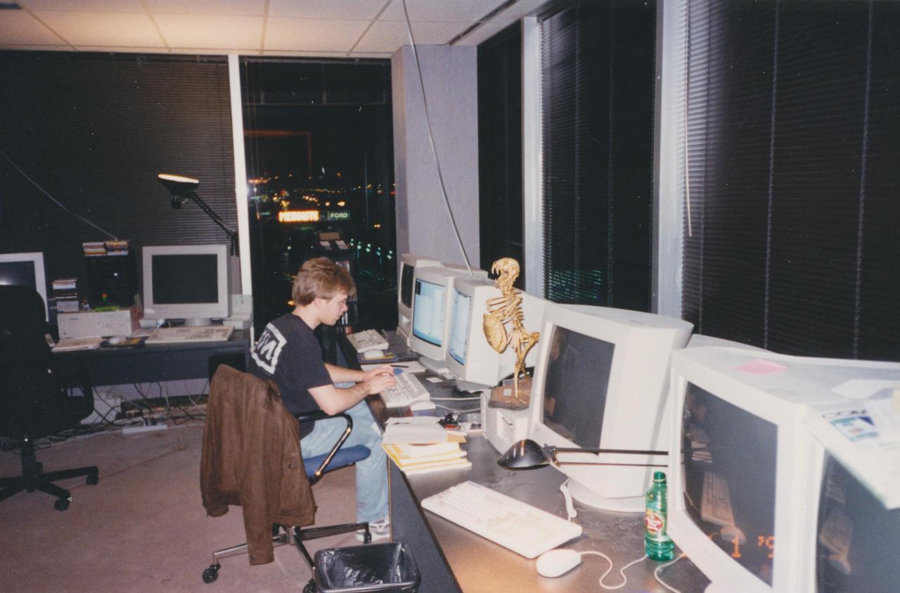 John Carmack travaillant sur Quake dans les bureaux d'id Software.