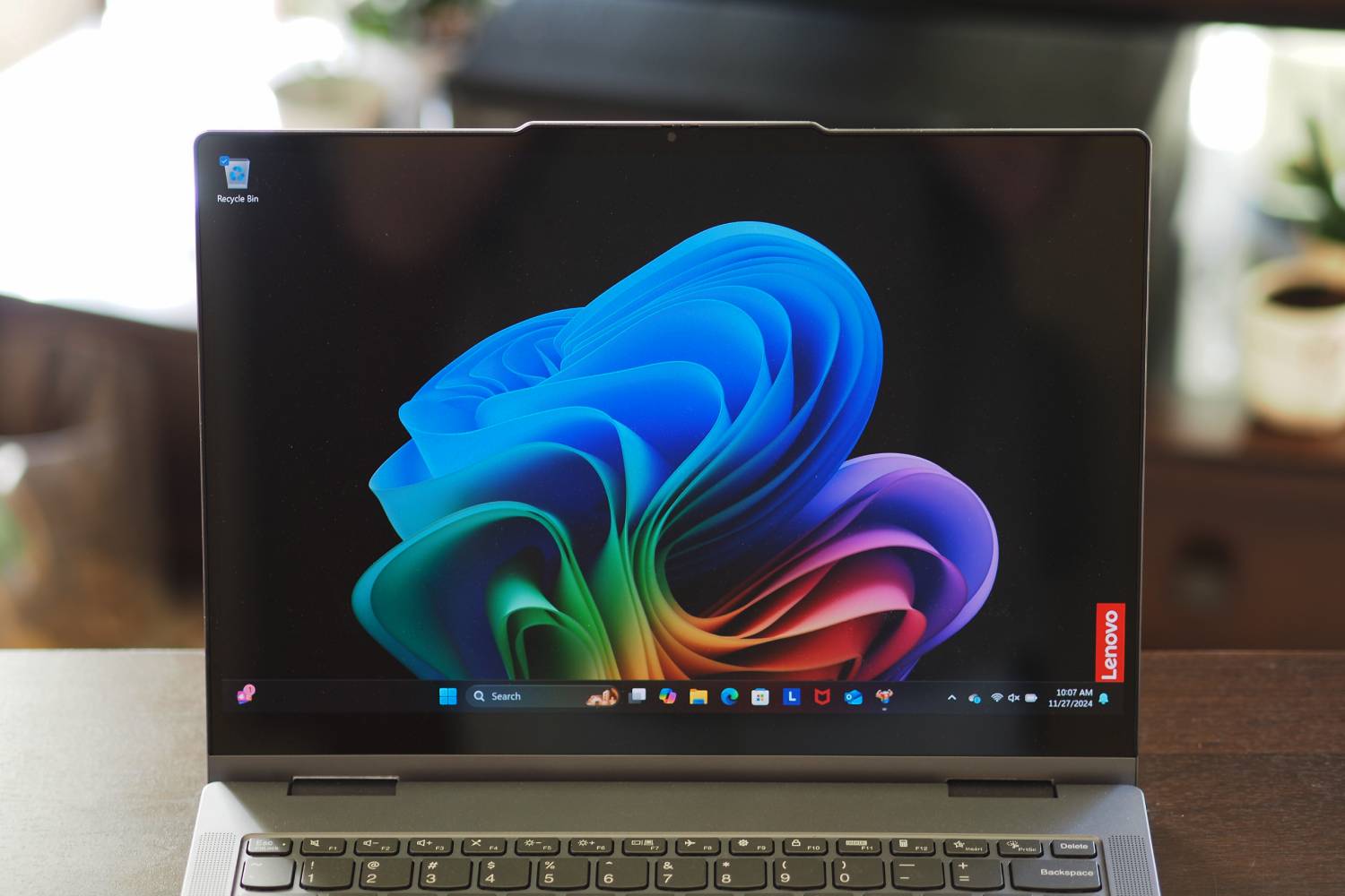 桌面上的 IdeaPad 5x 上的显示屏。