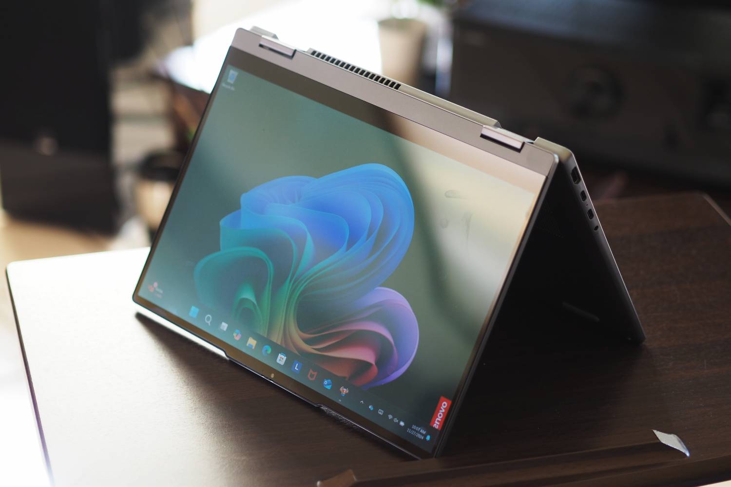 O IdeaPad 5x em modo tenda sobre uma mesa.