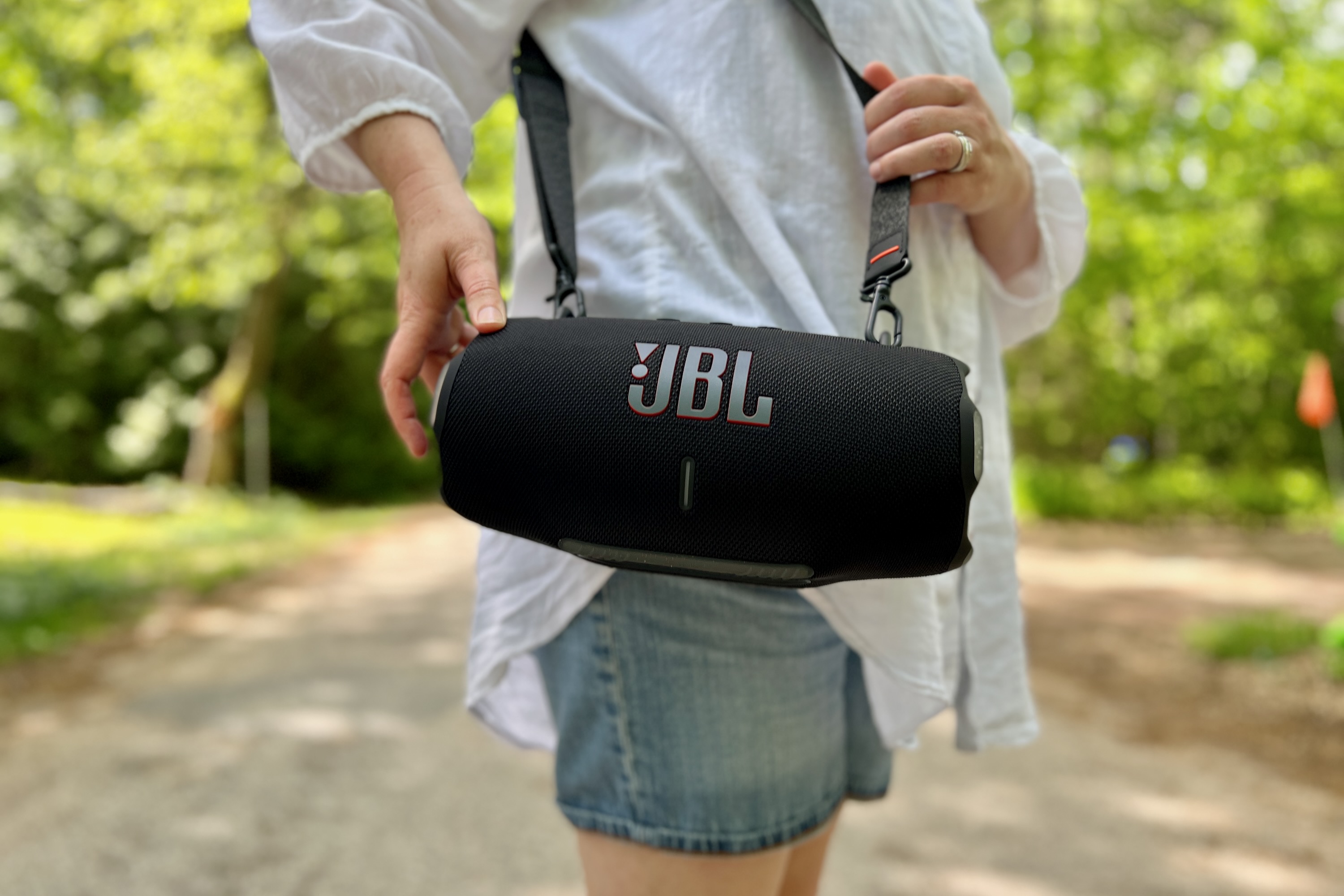 Bluetooth-динамик JBL Xtreme 4 на плечевом ремне.