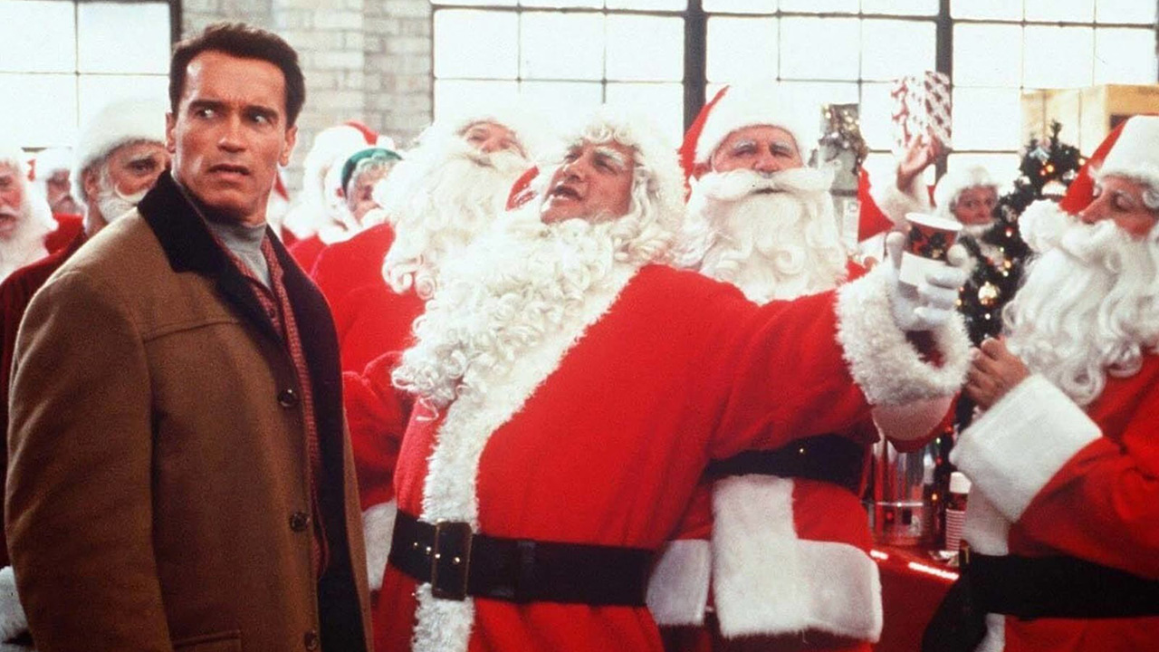 Arnold Schwarzenegger com um monte de caras vestidos de Papai Noel em Jingle All the Way.