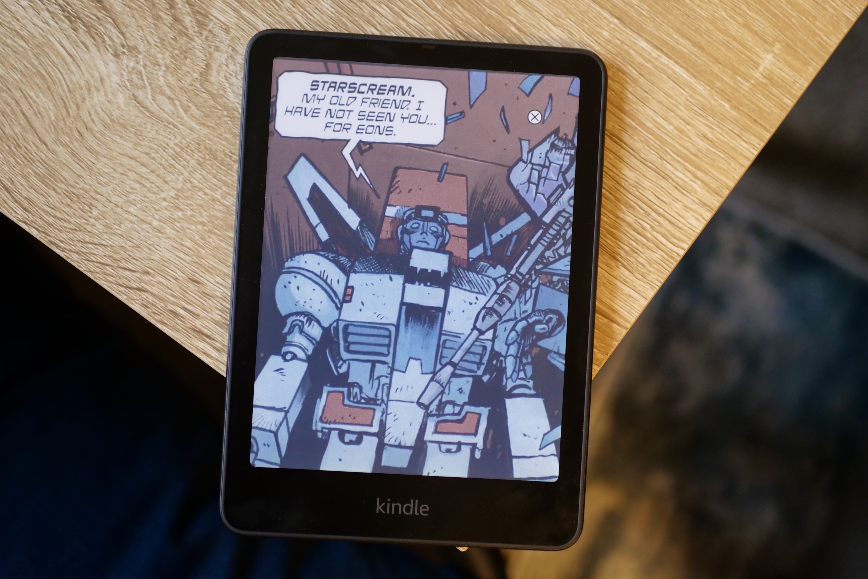 Una página de cómic ampliada en el Amazon Kindle Colorsoft Signature Edition.