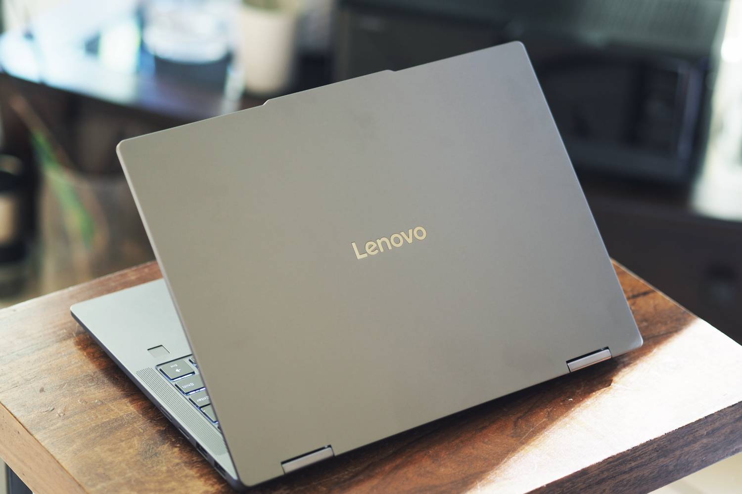 桌上 Lenovo IdeaPad 5x 的盖子。