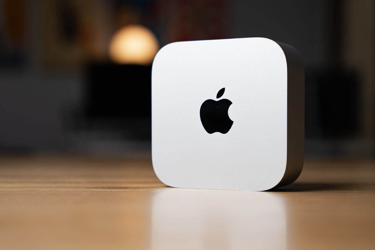 O Mac mini deitado de lado sobre uma mesa.