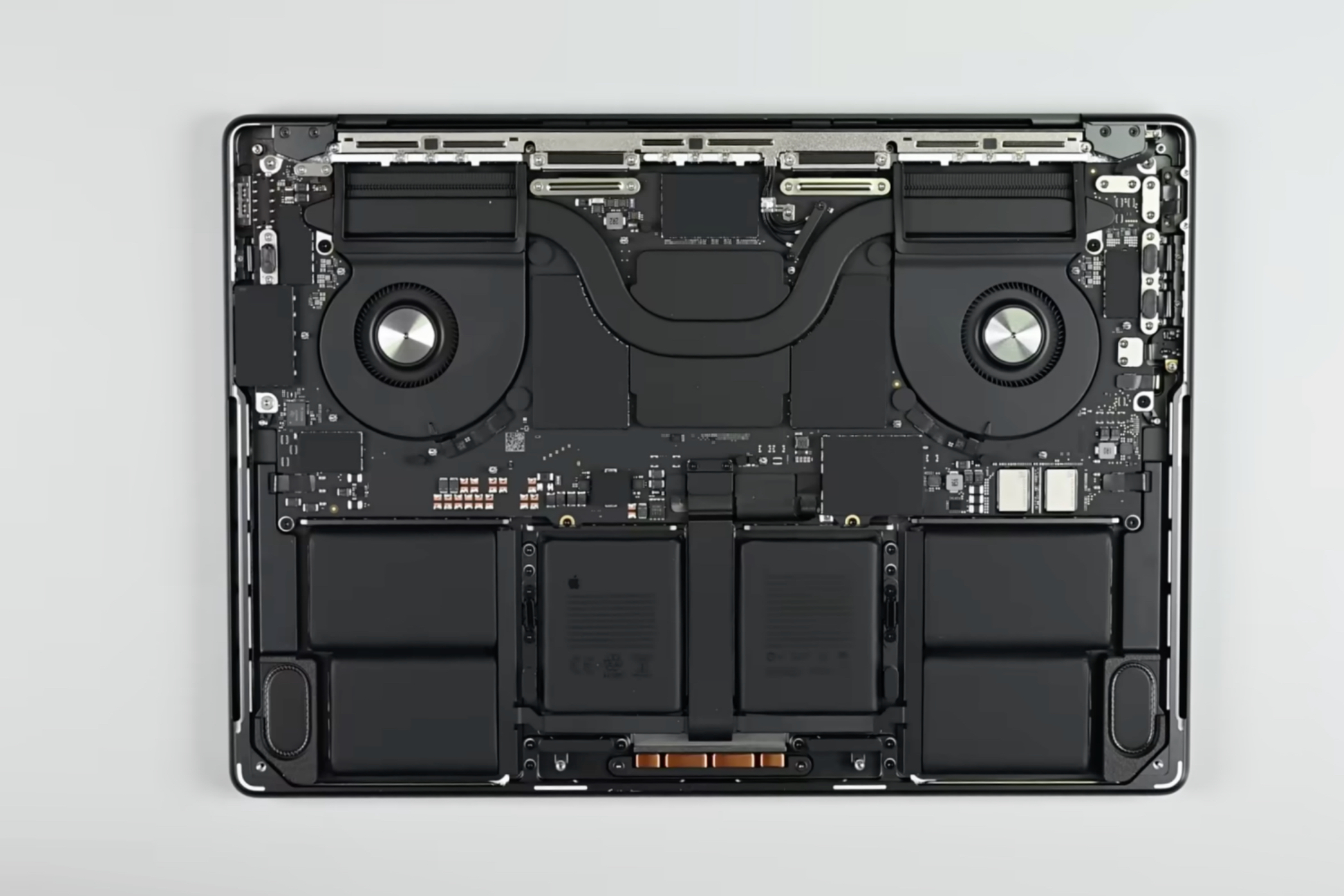 La vista interna del MacBook Pro M4.