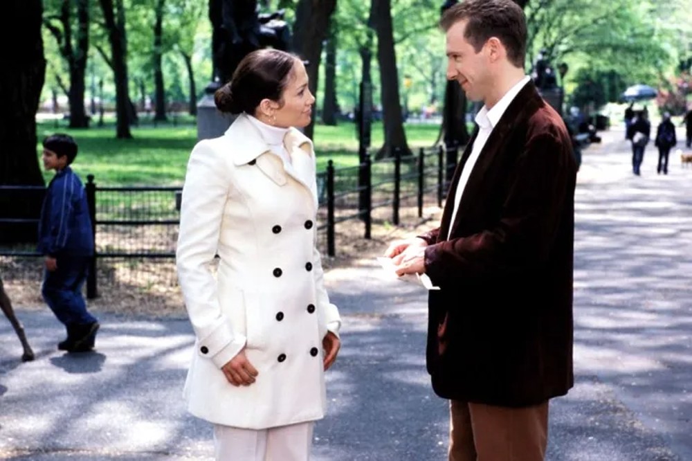 Un hombre y una mujer conversan en Maid in Manhattan.