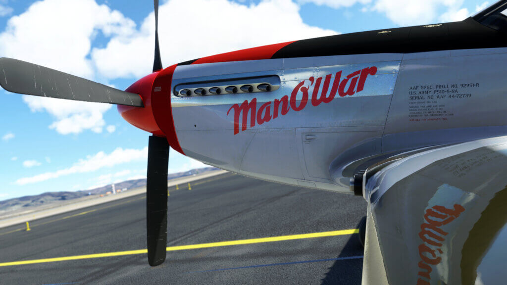 Um avião de hélice única com Man O'War escrito nele. Está em uma pista no Microsoft Flight Simulator 2024