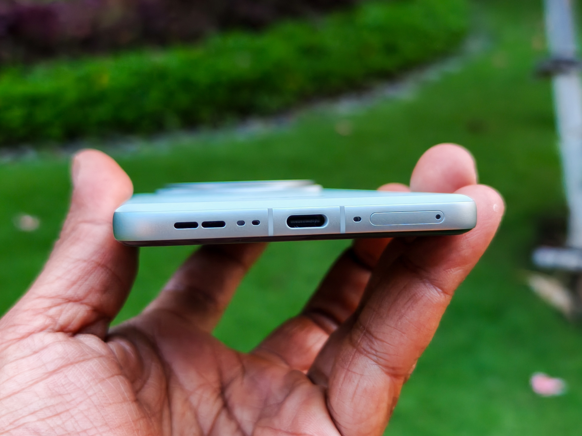 A porta USB-c do Oppo Find X8 em uma mão