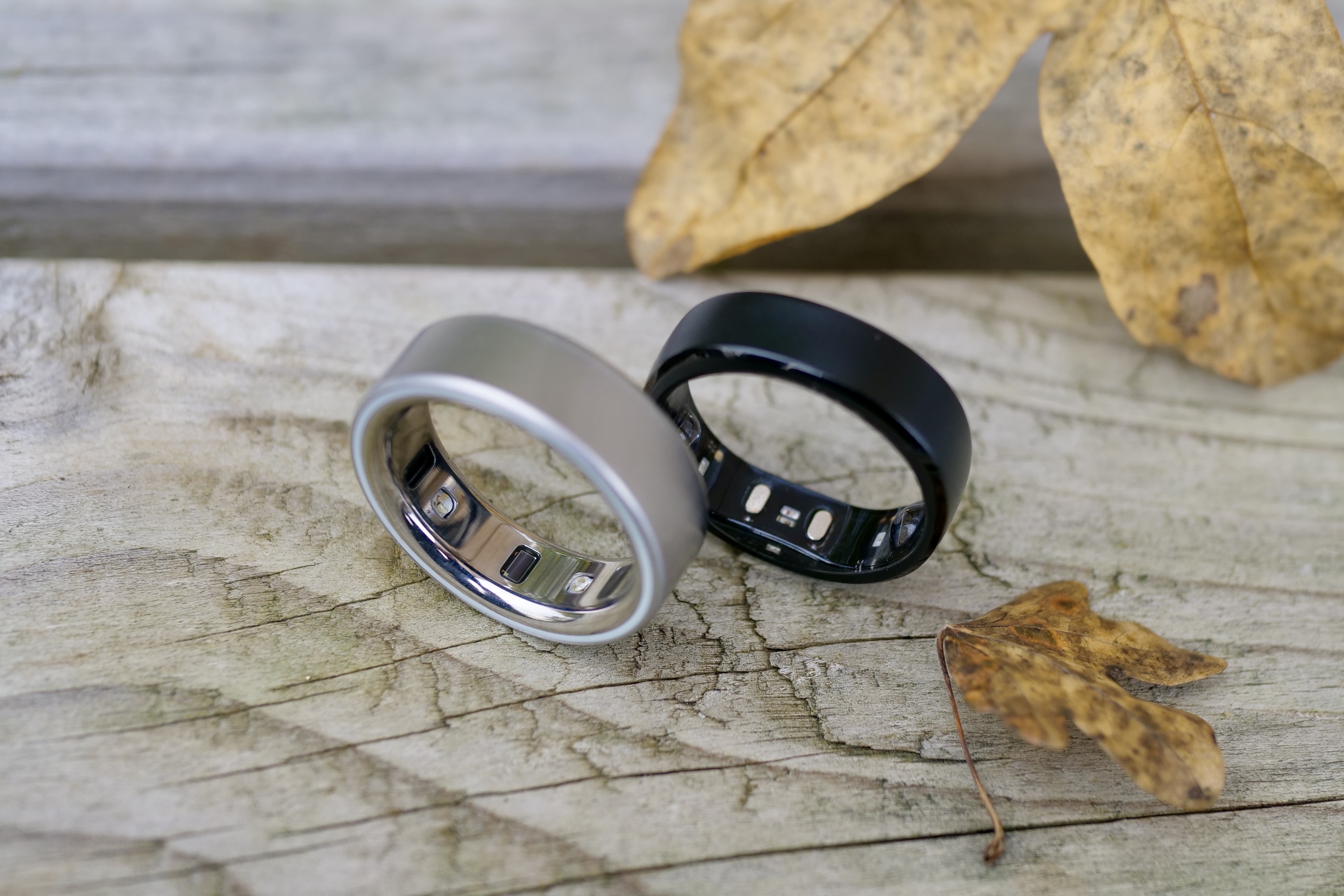 L'Oura Ring 4 et le RingConn Gen 2.