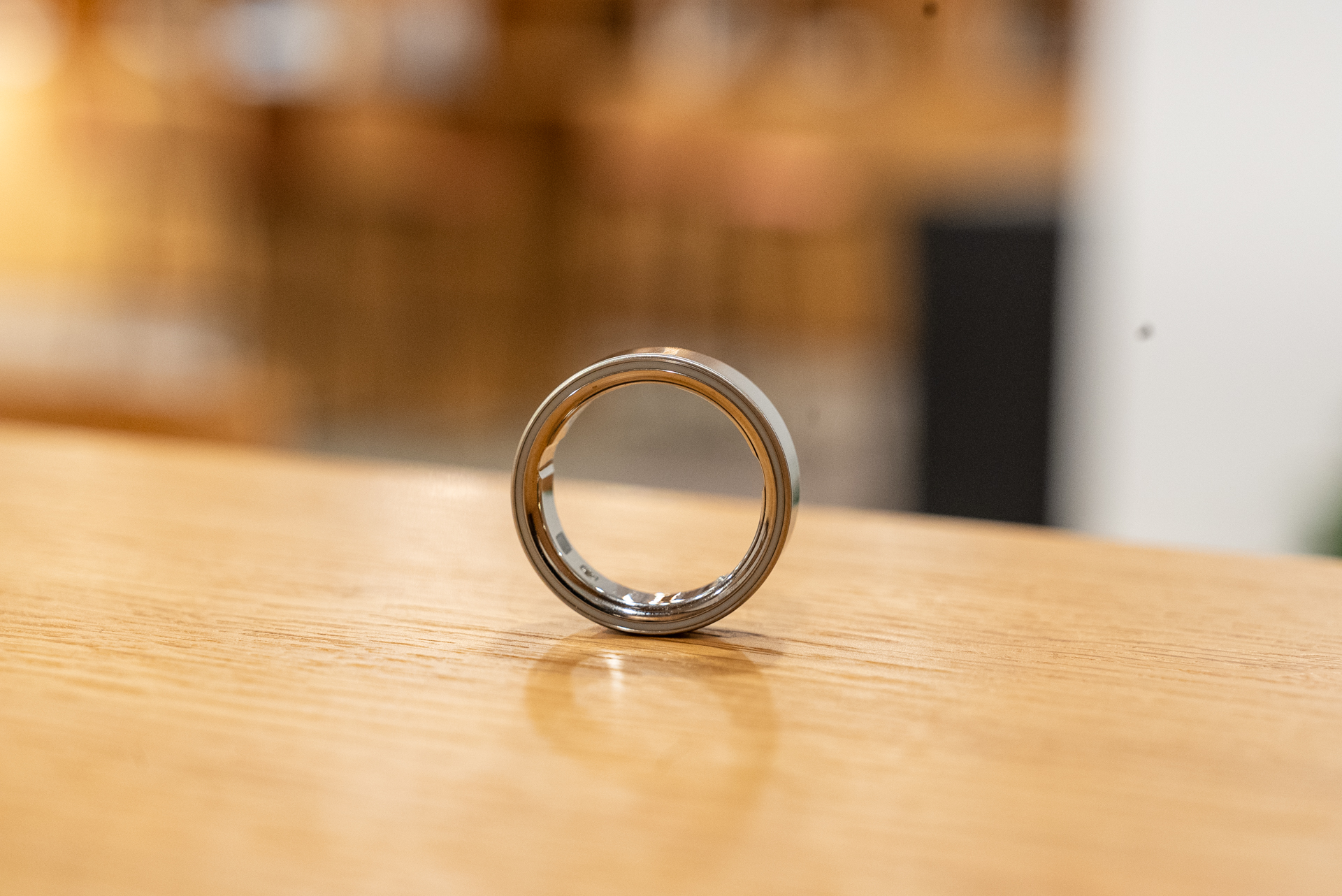 Oura RING 4 Silber Größe 12 auf einem Regal