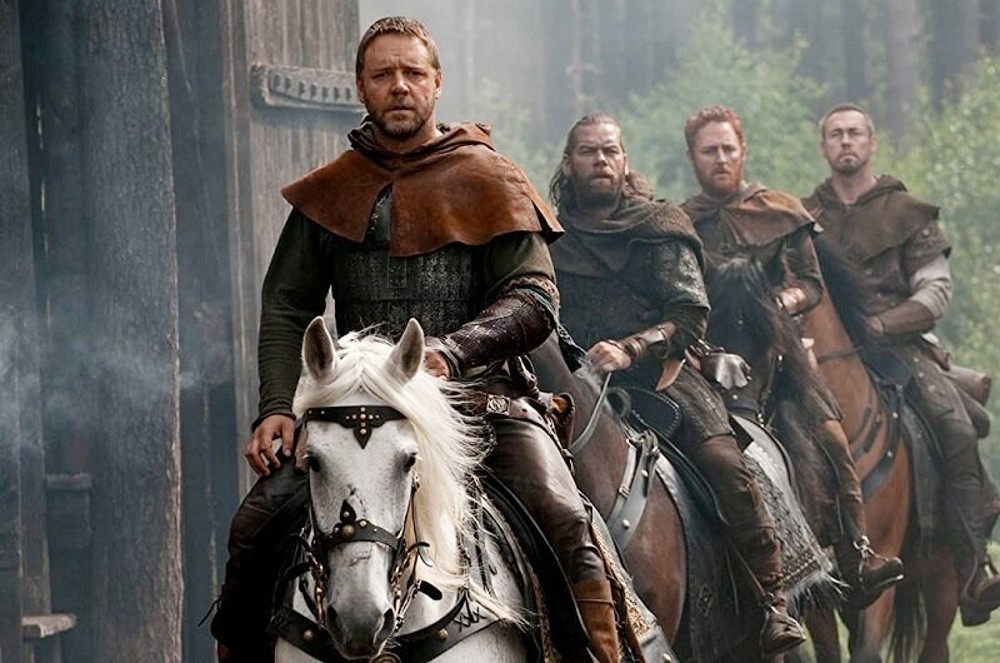 Cuatro hombres montan a caballo en Robin Hood.